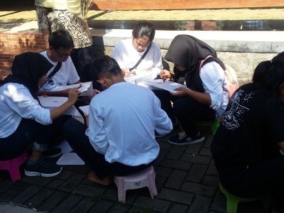 praktek membatik di kampung batik